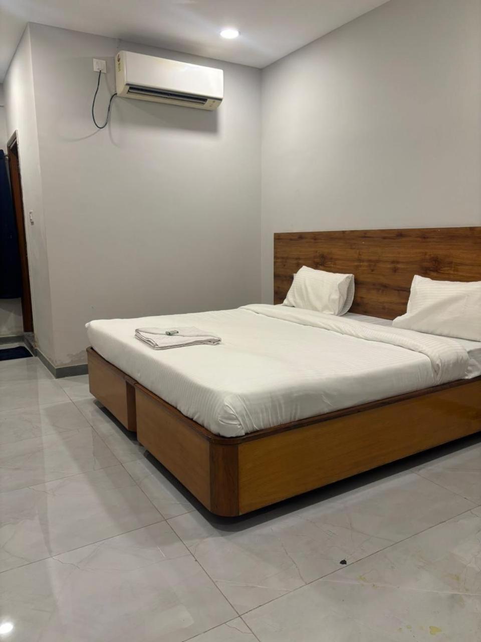 V Paradise Hotell Varanasi Eksteriør bilde